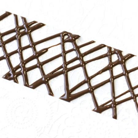 Fun Cakes Tortenrandfolie kann genutzt werden, um Schokoladen Dekore herzustellen.