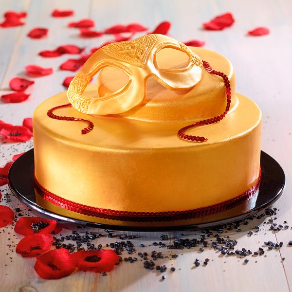 Mit dem Fondant Set Gold lässt sich deine Torte in zwei Schritten gold einfärben.