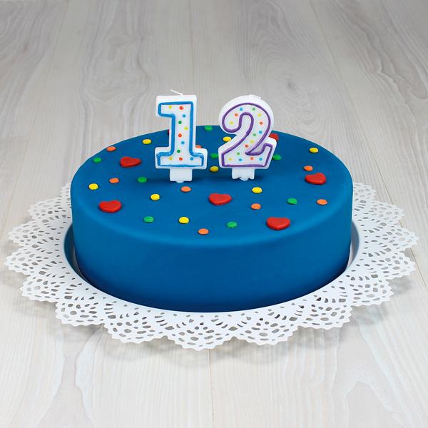 Mit den Geburtstags Kerzen von Dekoback lassen sich die Zahlen direkt auf die Torte setzen. Dank des Tropfschutzes berührt das heiße Wachs nicht die Torte!