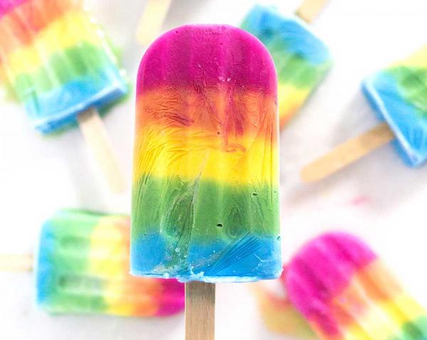 Auch ein Eis lässt sich mit den färbenden Lebensmitteln von Eat a Rainbow ohne schlechtes Gewissen für Kinder einfärben.