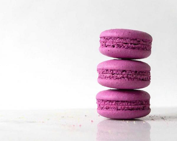 mit dem natürlichen Farbpulver auf Obst-, Gemüse- und Pflanzenbasis lassen sich die Macarons Pink färben.